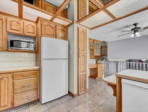 28 Cairney Crescent Se, Medicine Hat, AB - Indoor Photo Showing Kitchen