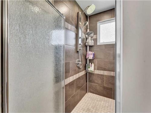 884 Bassett Crescent Nw, Medicine Hat, AB - Indoor Photo Showing Bathroom