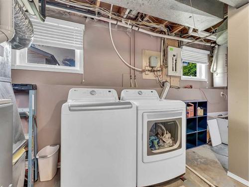 884 Bassett Crescent Nw, Medicine Hat, AB - Indoor Photo Showing Laundry Room