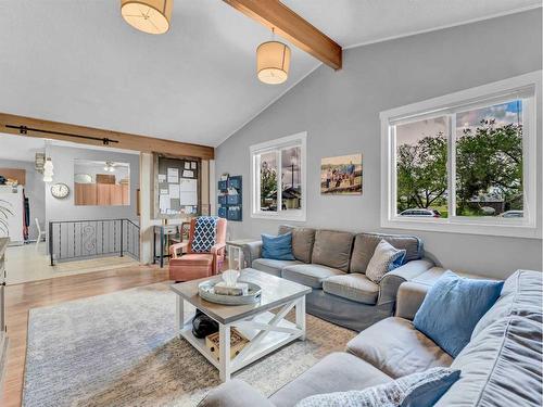 436 3 Street West, Empress, AB - Indoor Photo Showing Living Room