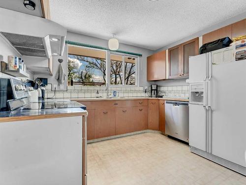 436 3 Street West, Empress, AB - Indoor Photo Showing Kitchen With Double Sink