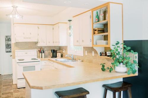 5823 50A Avenue, Stettler, AB - Indoor Photo Showing Kitchen With Double Sink