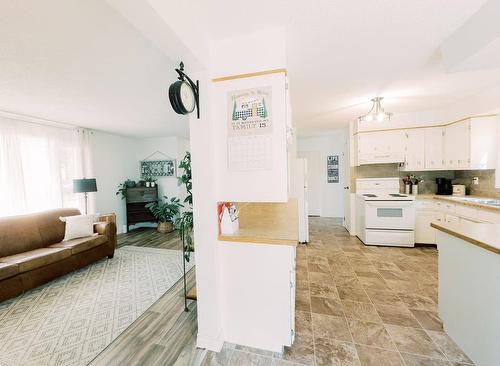 5823 50A Avenue, Stettler, AB - Indoor Photo Showing Kitchen