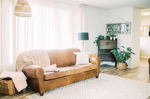 5823 50A Avenue, Stettler, AB - Indoor Photo Showing Living Room