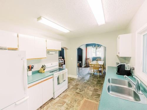 5823 50A Avenue, Stettler, AB - Indoor Photo Showing Kitchen With Double Sink