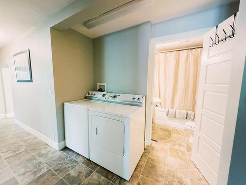 5823 50A Avenue, Stettler, AB - Indoor Photo Showing Laundry Room