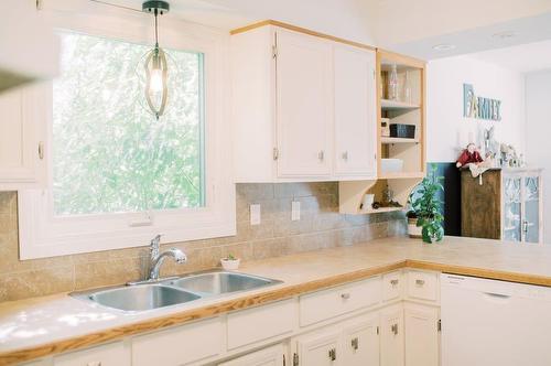 5823 50A Avenue, Stettler, AB - Indoor Photo Showing Kitchen With Double Sink