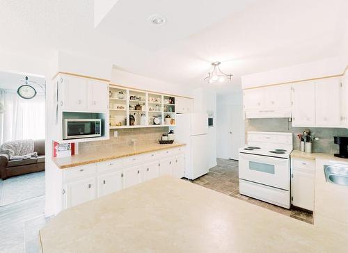 5823 50A Avenue, Stettler, AB - Indoor Photo Showing Kitchen