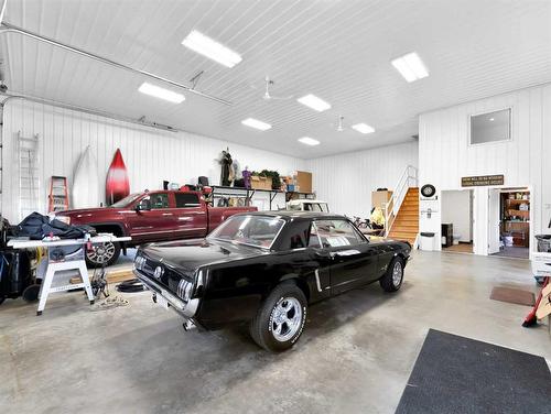 7-12331 Range Road 72, Rural Cypress County, AB - Indoor Photo Showing Garage