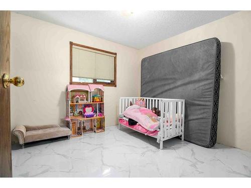 32 Fairview Close, Brooks, AB - Indoor Photo Showing Bedroom