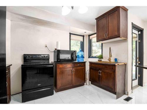 32 Fairview Close, Brooks, AB - Indoor Photo Showing Kitchen