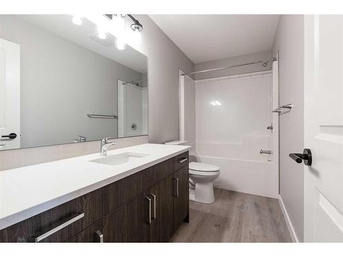 170 Somerset Way Se, Medicine Hat, AB - Indoor Photo Showing Bathroom