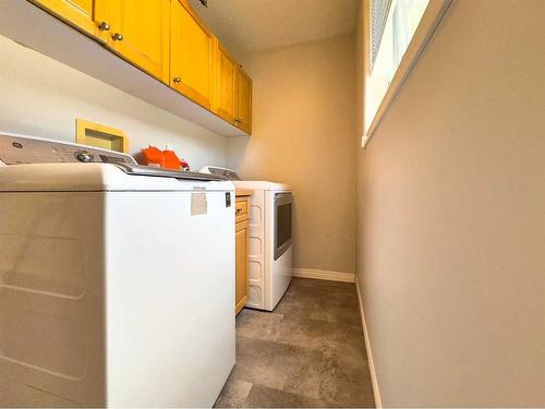 23 Sunrise Court Sw, Medicine Hat, AB - Indoor Photo Showing Laundry Room