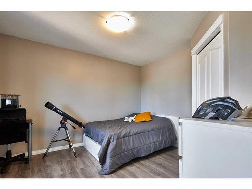 23 Sunrise Court Sw, Medicine Hat, AB - Indoor Photo Showing Bedroom