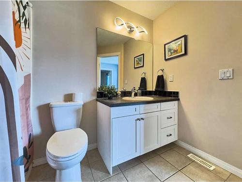 23 Sunrise Court Sw, Medicine Hat, AB - Indoor Photo Showing Bathroom