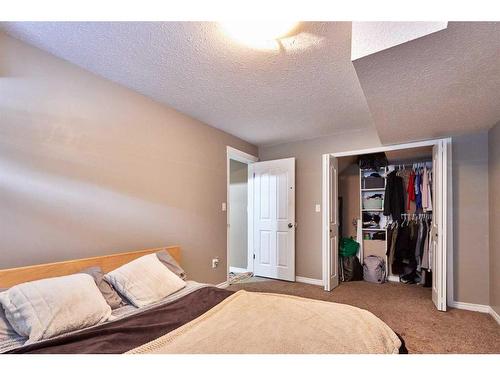 23 Sunrise Court Sw, Medicine Hat, AB - Indoor Photo Showing Bedroom