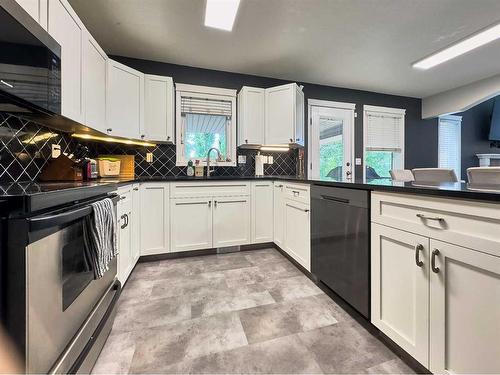 23 Sunrise Court Sw, Medicine Hat, AB - Indoor Photo Showing Kitchen