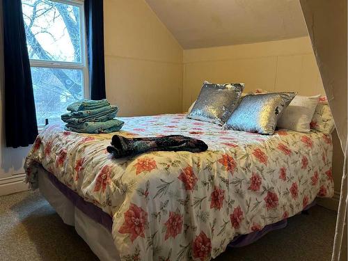 947 1/2-947 Yuill Street Se, Medicine Hat, AB - Indoor Photo Showing Bedroom