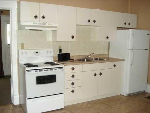 947 1/2-947 Yuill Street Se, Medicine Hat, AB - Indoor Photo Showing Kitchen With Double Sink