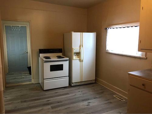 947 1/2-947 Yuill Street Se, Medicine Hat, AB - Indoor Photo Showing Kitchen