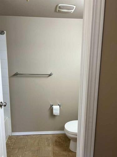 201-1616 Saamis Drive Nw, Medicine Hat, AB - Indoor Photo Showing Bathroom