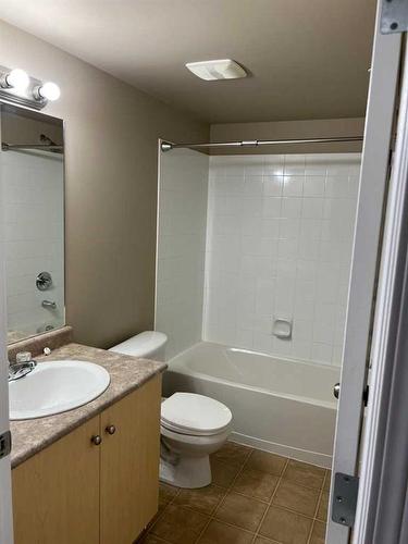 201-1616 Saamis Drive Nw, Medicine Hat, AB - Indoor Photo Showing Bathroom