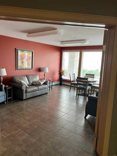 201-1616 Saamis Drive Nw, Medicine Hat, AB - Indoor Photo Showing Living Room