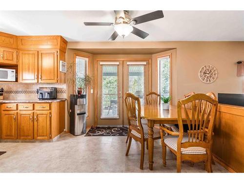 687 Ross Glen Drive Se, Medicine Hat, AB - Indoor Photo Showing Dining Room