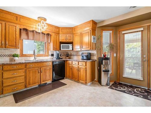 687 Ross Glen Drive Se, Medicine Hat, AB - Indoor Photo Showing Kitchen