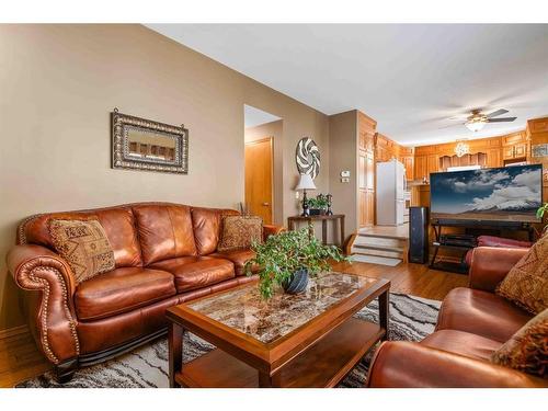 687 Ross Glen Drive Se, Medicine Hat, AB - Indoor Photo Showing Living Room