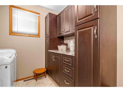 687 Ross Glen Drive Se, Medicine Hat, AB - Indoor Photo Showing Laundry Room