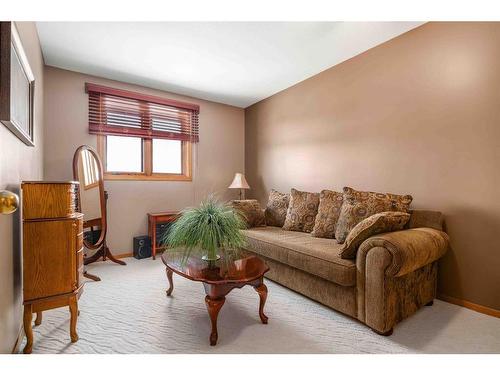 687 Ross Glen Drive Se, Medicine Hat, AB - Indoor Photo Showing Living Room