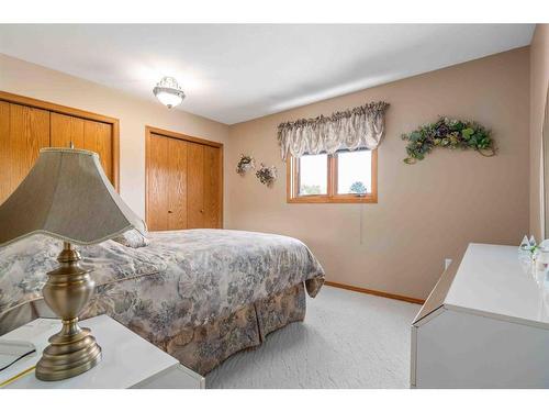 687 Ross Glen Drive Se, Medicine Hat, AB - Indoor Photo Showing Bedroom