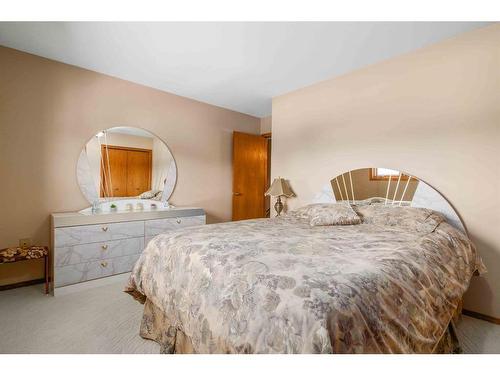 687 Ross Glen Drive Se, Medicine Hat, AB - Indoor Photo Showing Bedroom