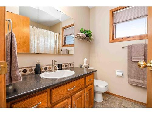 687 Ross Glen Drive Se, Medicine Hat, AB - Indoor Photo Showing Bathroom