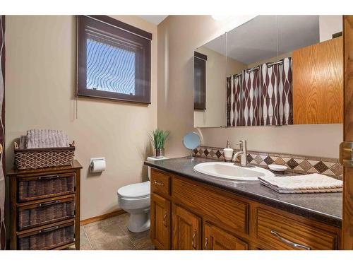 687 Ross Glen Drive Se, Medicine Hat, AB - Indoor Photo Showing Bathroom