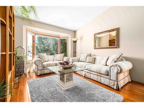 687 Ross Glen Drive Se, Medicine Hat, AB - Indoor Photo Showing Living Room