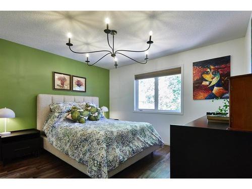 12 Cottonwood Close Sw, Medicine Hat, AB - Indoor Photo Showing Bedroom