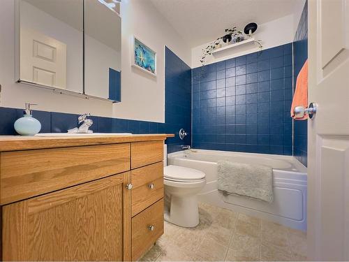 12 Cottonwood Close Sw, Medicine Hat, AB - Indoor Photo Showing Bathroom