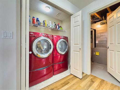 12 Cottonwood Close Sw, Medicine Hat, AB - Indoor Photo Showing Laundry Room