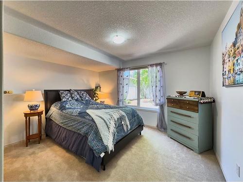 12 Cottonwood Close Sw, Medicine Hat, AB - Indoor Photo Showing Bedroom