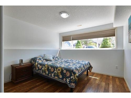 12 Cottonwood Close Sw, Medicine Hat, AB - Indoor Photo Showing Bedroom