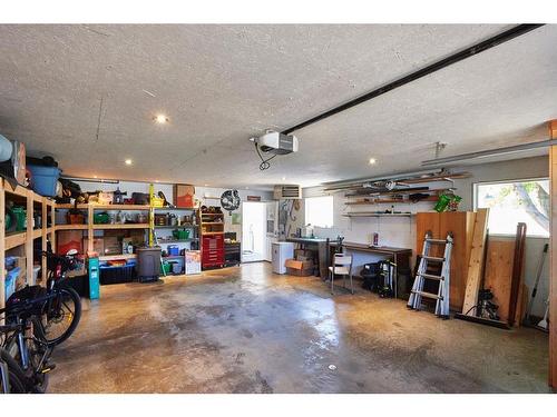 12 Cottonwood Close Sw, Medicine Hat, AB - Indoor Photo Showing Garage