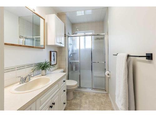 769 22 Street Ne, Medicine Hat, AB - Indoor Photo Showing Bathroom