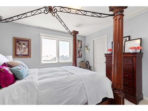 190 Terrace View Ne, Medicine Hat, AB - Indoor Photo Showing Bedroom