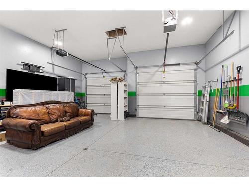 190 Terrace View Ne, Medicine Hat, AB - Indoor Photo Showing Garage