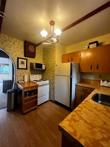 14 5 Avenue, Rural Cypress County, AB - Indoor Photo Showing Kitchen