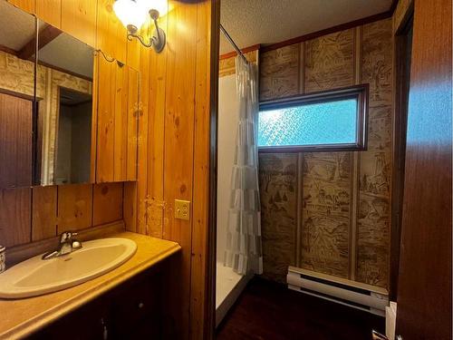 14 5 Avenue, Rural Cypress County, AB - Indoor Photo Showing Bathroom