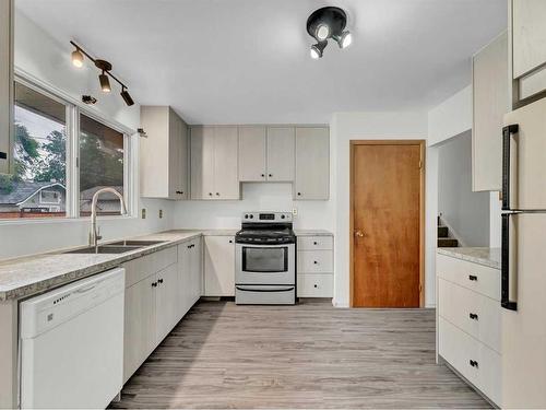 602 16 Street Ne, Medicine Hat, AB - Indoor Photo Showing Kitchen With Double Sink