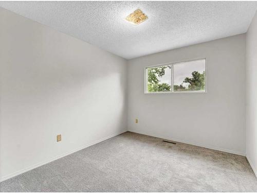 602 16 Street Ne, Medicine Hat, AB - Indoor Photo Showing Other Room